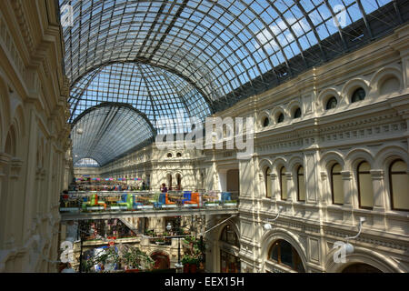 L'intérieur de du grand magasin GUM, place Rouge, Moscou, Russie Banque D'Images