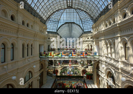 L'intérieur de du grand magasin GUM, place Rouge, Moscou, Russie Banque D'Images