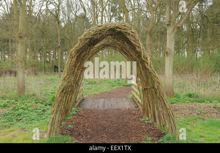 Sculptures dans les jardins de cottage de Anne Hathaway, la femme de William Shakespeare, à Stratford upon Avon, England, UK Banque D'Images