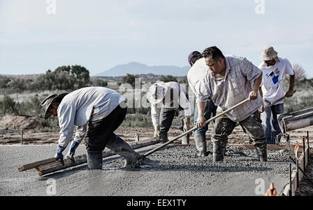 Prescott, Arizona, USA -- 1 janvier 2014 : les travailleurs de la construction en béton de finition. Banque D'Images
