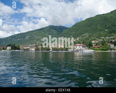 Vue depuis le ferry traversant le lac de Côme en Italie Banque D'Images