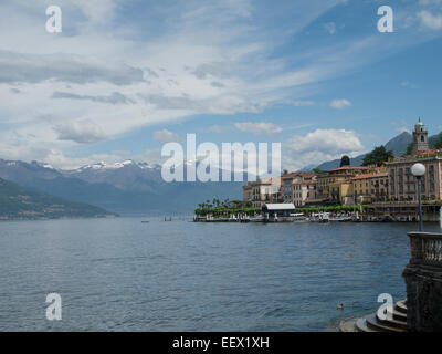 Ville de Bellagio sur le lac de Côme en Italie avec des marches jusqu'au lac et une toile de fond enneigée de montagne en début d'été Banque D'Images