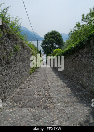 Ruelle étroite à Pascallo menant au lac de Côme en Italie Banque D'Images