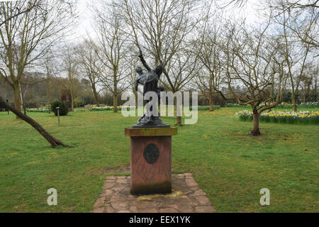 Sculptures dans les jardins de cottage de Anne Hathaway, la femme de William Shakespeare, à Stratford upon Avon, England, UK Banque D'Images