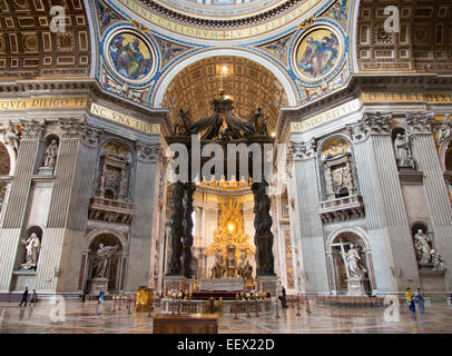 Le magnifique intérieur de la Basilique Saint Pierre au Vatican, Rome 9 Banque D'Images