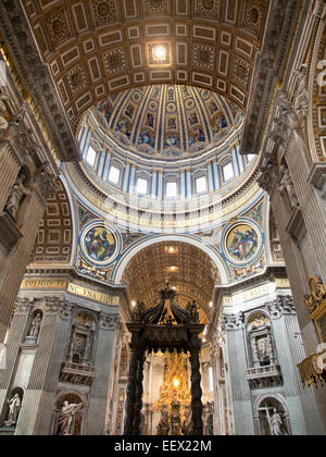 Le magnifique intérieur de la Basilique Saint Pierre au Vatican, Rome 6 Banque D'Images