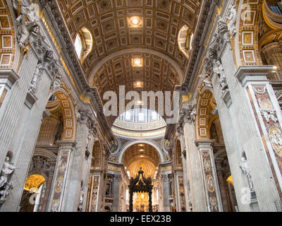 Le magnifique intérieur de la Basilique Saint Pierre au Vatican, Rome Banque D'Images