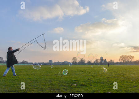 Hyde Park, London, UK. 22 janvier 2015. Richard Shaw crée des bulles de savon au coucher du soleil un jour froid de Hyde Park, Londres. Crédit : Matthieu Chattle/Alamy Live News Banque D'Images