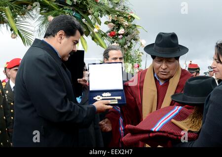 La Paz, Bolivie. 22 janvier, 2015. Le Président du Venezuela, Nicolas Maduro (L), arrive à l'aéroport El Alto, à La Paz, Bolivie, du ministère le 22 janvier, 2015. Le président Nicolas Maduro est venu à la Bolivie d'assister à l'inauguration du Président de la Bolivie Evo Morales. Crédit : Carlos Barrios/ABI/Xinhua/Alamy Live News Banque D'Images