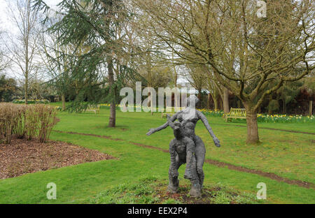 Sculptures dans les jardins de cottage de Anne Hathaway, la femme de William Shakespeare, à Stratford upon Avon, England, UK Banque D'Images