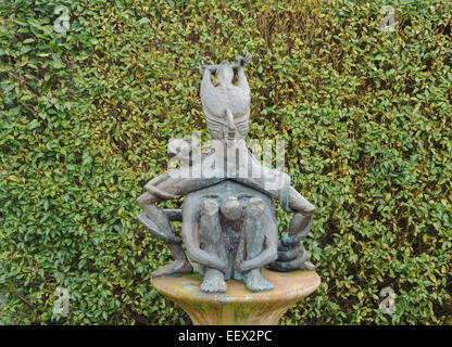 Sculptures dans les jardins de cottage de Anne Hathaway, la femme de William Shakespeare, à Stratford upon Avon, England, UK Banque D'Images