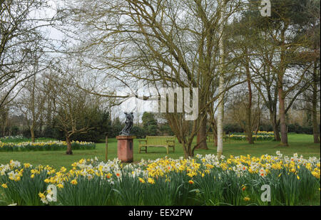 Sculptures dans les jardins de cottage de Anne Hathaway, la femme de William Shakespeare, à Stratford upon Avon, England, UK Banque D'Images