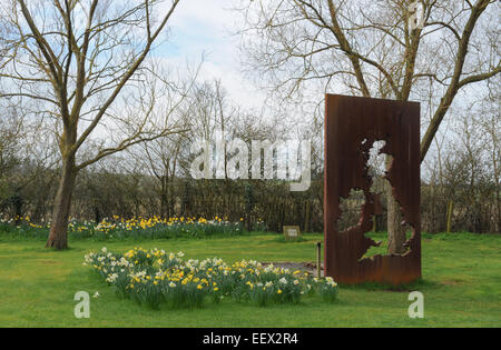 Sculptures dans les jardins de cottage de Anne Hathaway, la femme de William Shakespeare, à Stratford upon Avon, England, UK Banque D'Images