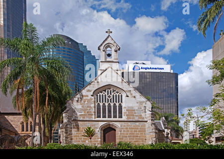 Gratte-ciel et de la vieille cathédrale catholique / La Chapelle à Brisbane, capitale du Queensland, Australie Banque D'Images