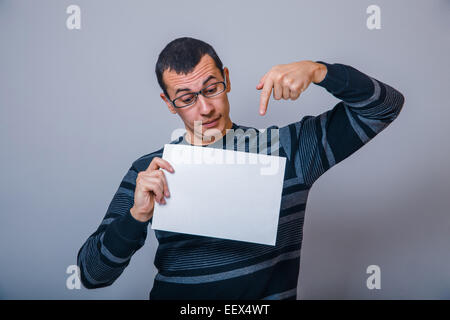 Homme à l'Européen de 30 ans avec des lunettes montre un shee Banque D'Images