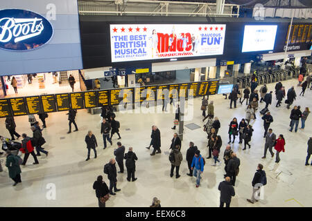 La gare de london waterloo et les navetteurs attendent des trains sur le hall, Londres, Angleterre Banque D'Images