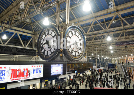 Gare de London Waterloo et célèbre horloge Waterloo suspendue au-dessus du hall, centre de Londres, Angleterre, Royaume-Uni Banque D'Images