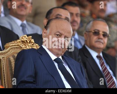 (150122) -- SANAA, le 22 janvier 2015 (Xinhua) -- Le fichier photo prise le 22 mai 2012, montre le président yéménite Abd-Rabbu Mansour Hadi fréquentant le défilé militaire pour le 22e anniversaire de la journée nationale de l'unification à Sanaa, Yémen. Le président yéménite Abd-Rabbu Mansour Hadi jeudi soir a présenté sa démission au parlement au milieu de face avec le groupe chiite Houthi qui contrôlent la capitale. Le parlement yéménite a rejeté jeudi soir de la démission de M. Hadi et appelé à la tenue d'une session d'urgence vendredi pour résoudre la crise, le Parlement a dit dans une déclaration obtenue par Xin Banque D'Images