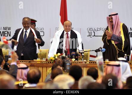 (150122) -- SANAA, le 22 janvier 2015 (Xinhua) -- Le fichier photo prise le 25 janvier 2014 montre le président yéménite Abd-Rabbu Mansour Hadi(C) assister à la cérémonie de clôture d'une conférence de Dialogue national à Sanaa, Yémen. Le président yéménite Abd-Rabbu Mansour Hadi jeudi soir a présenté sa démission au parlement au milieu de face avec le groupe chiite Houthi qui contrôlent la capitale. Le parlement yéménite a rejeté jeudi soir de la démission de M. Hadi et appelé à la tenue d'une session d'urgence vendredi pour résoudre la crise, le Parlement a dit dans une déclaration obtenue par Xinhua. (Xinhua/Mohammed Banque D'Images