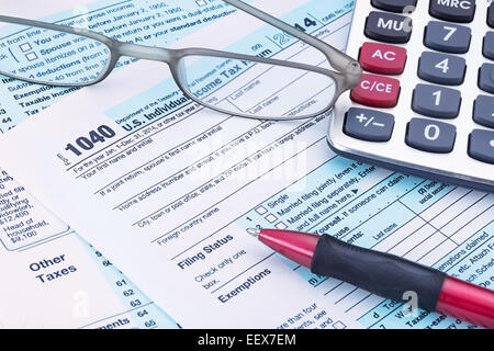 Formulaire IRS 2014 1040 avec la calculatrice et stylo Banque D'Images