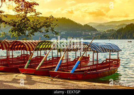 Bateaux en bois traditionnels Pletna les sur le lac de Bled, Slovenia-Europe Banque D'Images