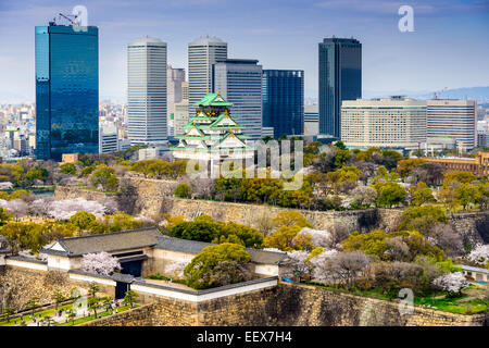 Osaka, Japon ville au château et parc d'affaires. Banque D'Images