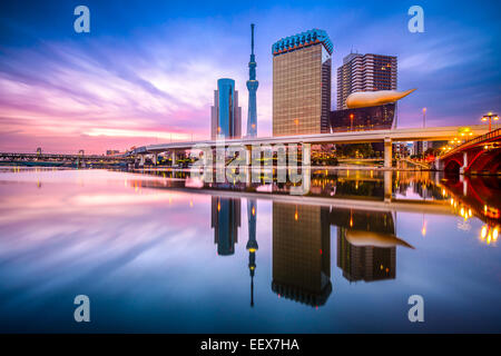 Tokyo, Japon skyline sur la rivière Sumida, à l'aube. Banque D'Images