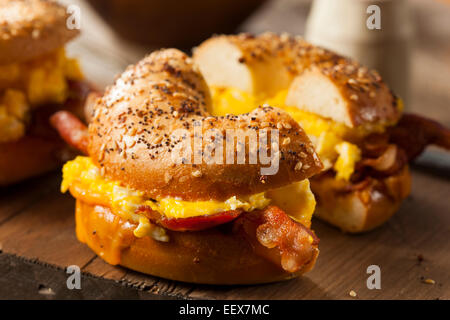 Petit-déjeuner copieux sur un bagel Sandwich aux oeufs bacon et fromage Banque D'Images