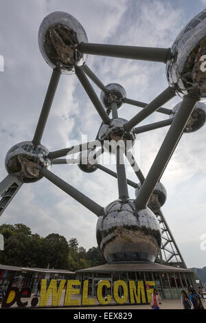 L'Atomium est un bâtiment à Bruxelles a l'origine construit pour Expo 58, conçu par André Waterkeyn, André et Jean Polak Banque D'Images