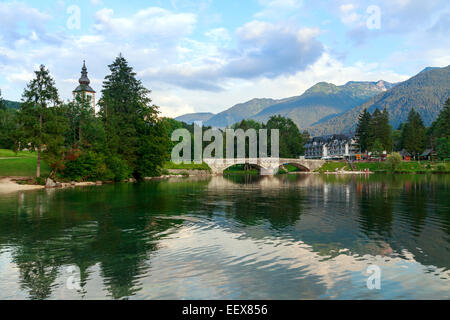 Lac de Bohinj dans Parc national du Triglav, situé dans la vallée de Bohinj des Alpes juliennes. Banque D'Images