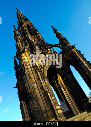 Le Scott Monument gothique victorien un mémorial à l'auteur Sir Walter Scott dans les jardins de Princes Street Edinburgh Scotland UK Banque D'Images