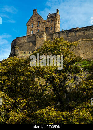 Voir à jusqu'au château d'Édimbourg dans le centre-ville d'Édimbourg en Écosse Royaume-uni une forteresse historique construite sur Castle Rock Banque D'Images