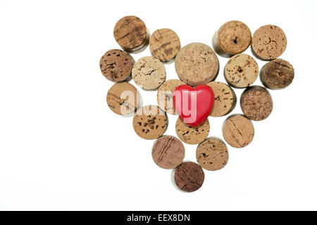 Coeur rouge avec wine corks forment une forme de coeur isolé sur fond blanc copy space Banque D'Images