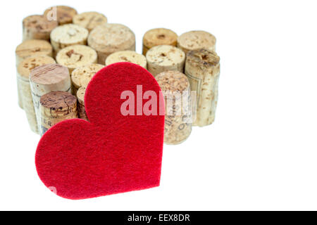 Textile rouge coeur avec wine corks forment une forme de coeur isolé sur fond blanc Banque D'Images