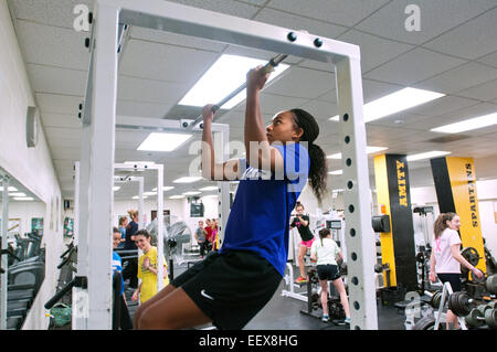 Sprinter/Long Jumper Zoie Reed ne tirer-se lève dans la salle de poids élevé à Amity. L'amitié n'a pas une piste intérieure pour l'athlétisme les membres doivent faire preuve de créativité dans leur formation hors saison. CT USA Banque D'Images