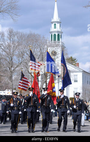 La foule au centre-ville au cours de l'Assemblée Milford St Patrick Parade, CT USA. Banque D'Images