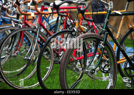 Une rangée de vélos garés à un festival à Londres, Ontario, Canada. Banque D'Images