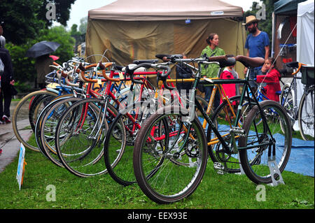 Une rangée de vélos garés à un festival à Londres, Ontario, Canada. Banque D'Images