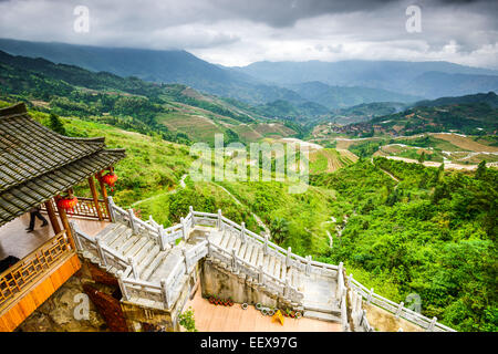 Village sur la montagne Yaoshan dans le Guangxi, Chine. Banque D'Images