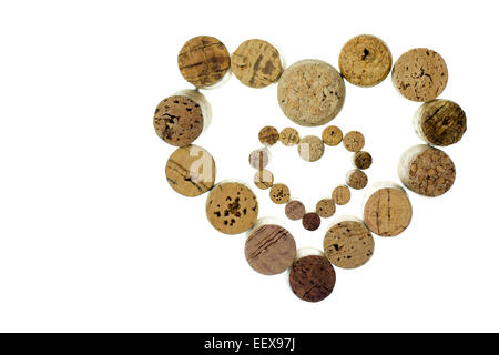 Wine corks forment une image en forme de coeur isolé sur fond blanc Banque D'Images