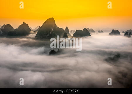 Montagnes karstiques de Xingping, Guilin, Chine. Banque D'Images