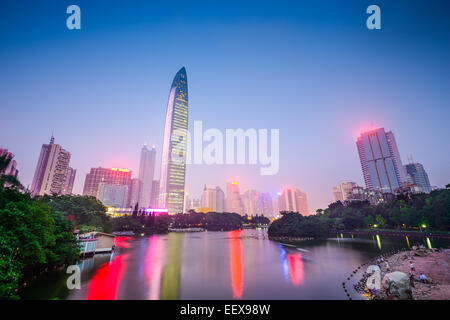 Shenzhen, Chine city skyline at Litchi Park. Banque D'Images