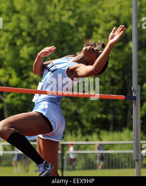 High school high jumper en action CT USA Banque D'Images