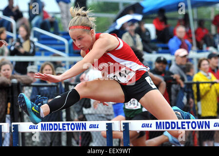 Branford's Anna Atkinson a remporté cette chaleur de la 100 m haies à l'état d'athlétisme ouverte championnat à Middletown High School. Banque D'Images