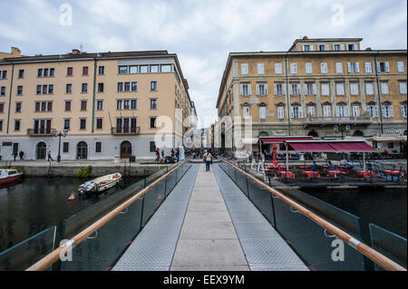 Un nouveau verre et métal pont sur le Grand Canal à Trieste (Italie). Banque D'Images