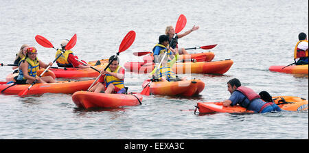 Les campeurs à la goélette d'exploration sonore (la mer et l'aventure) Camp jouer tag éponge avec des kayaks à Long Island Sound. (Du quai de l'école du son à New Haven) Le jeu aide les enfants à apprendre comment manoeuvrer un kayak. Le camp qui accueille plus de 600 enfants de tous âges au cours de l'été, enseigne tous les aspects de l'éducation maritime aux jeunes de tous âges. Dans l'eau, après avoir été 'tagged' est conseiller Jacob Callahan de jouer le jeu avec la 7ème et 12ème classe. Banque D'Images