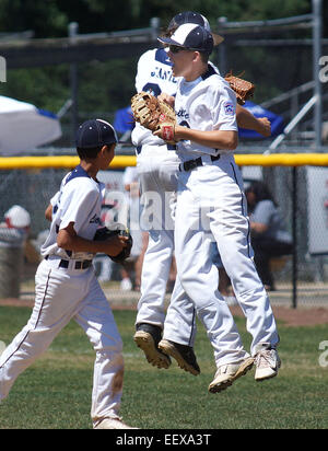 Lionville (PA) vs Berlin (MD) tournoi Little League jeu sur 8/6/13 à Bristol, CT, USA. Lionville's Connor Loniten, droite, célèbre avec Joseph Janick, arrière, après avoir pris le dernier out Janick pour battre Berlin. Banque D'Images