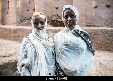 Les femmes pèlerins en Bete Medhane Alem église Lalibela, Éthiopie Banque D'Images