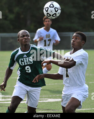 Notre Dame a Connor Williams met la pression sur Guilford's Noah Elmeki au cours du premier semestre. Banque D'Images