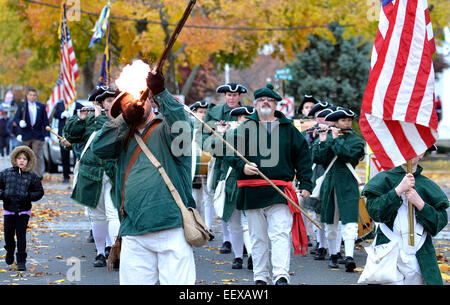 Milford, CT USA Mark Deer du Milford bénévoles tire un mousquet pendant la Journée des anciens combattants de Milford Parade. Banque D'Images